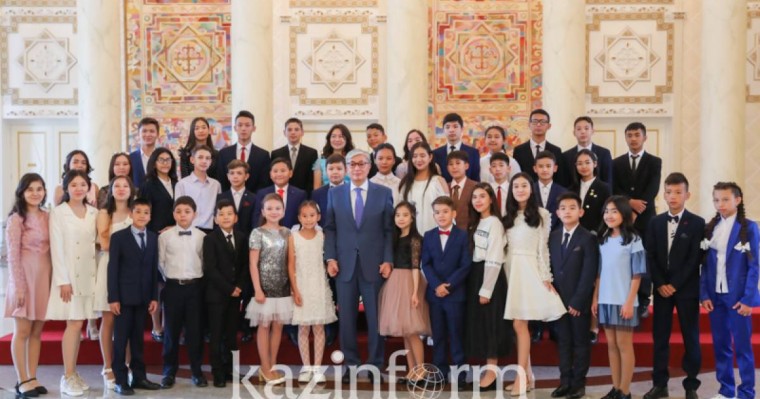 托卡耶夫在总统府接见优秀学生代表