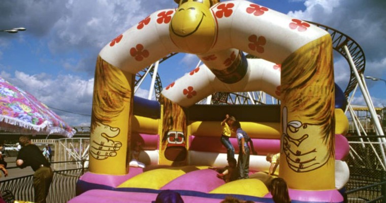 Жантүршігерлік видео: Қостанайда батут ұшып кетті