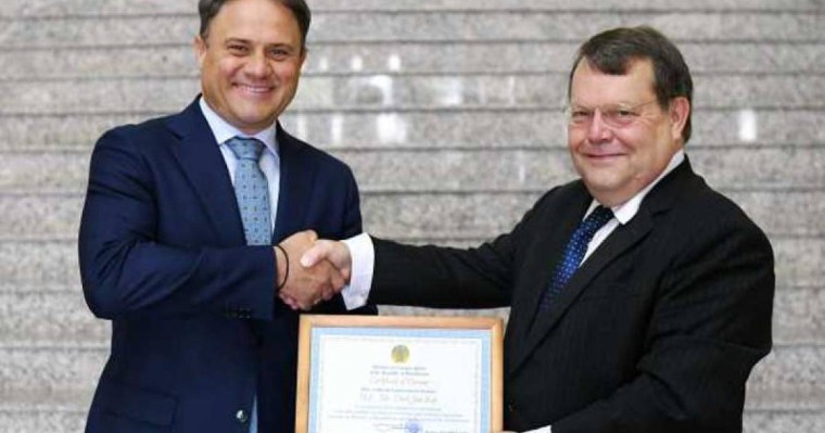 外交部副部长会见完成大使任期的荷兰驻哈大使