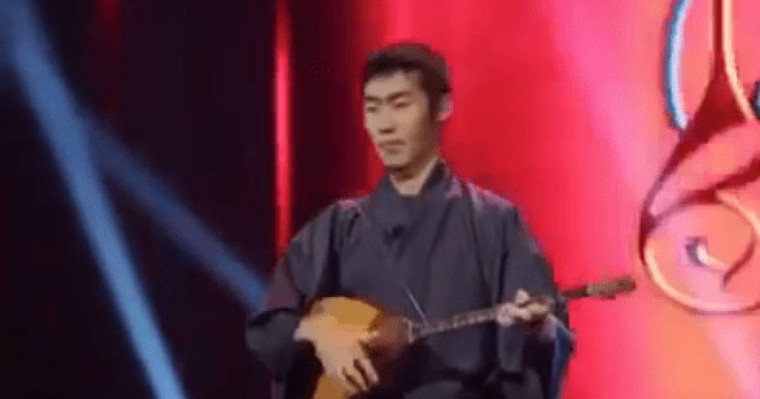 Домбырамен қазақтың әнін шырқаған жапон көпшілікті тәнті етті (ВИДЕО)