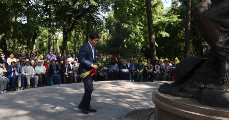 阿拉木图市民纪念政治迫害和大饥荒遇难者