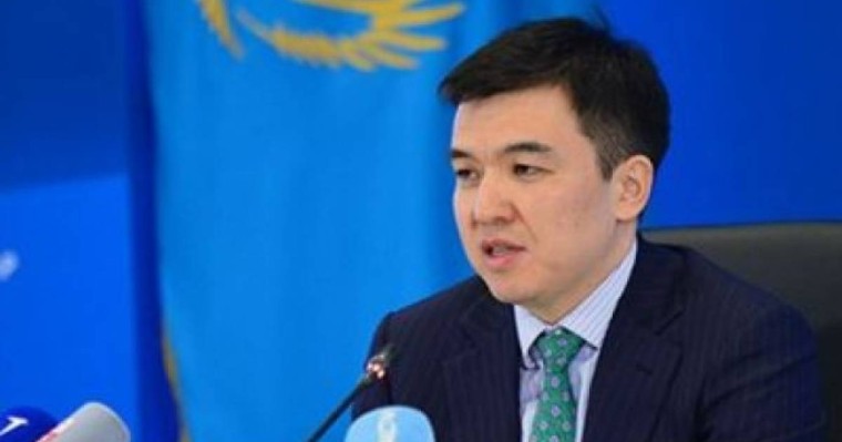 Ұлттық экономика министрі алғашқы отырысқа коммуналдық қызмет түбіртегімен келді