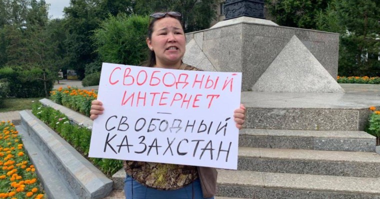 Нұр-Сұлтандық белсенді «интернет еркіндігін» талап етіп, бір адамдық пикет өткізді