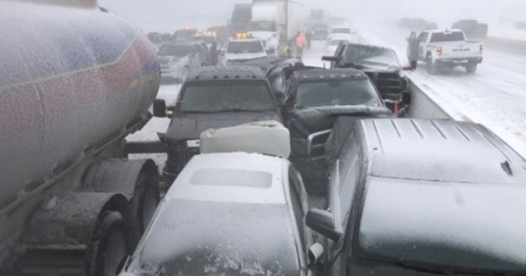 Жол бойында 100 көлік соғылысып қалған