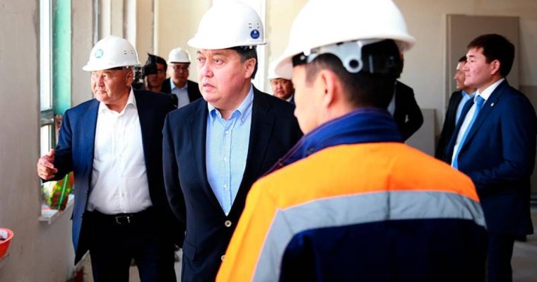 政府总理视察奇姆肯特和突厥斯坦