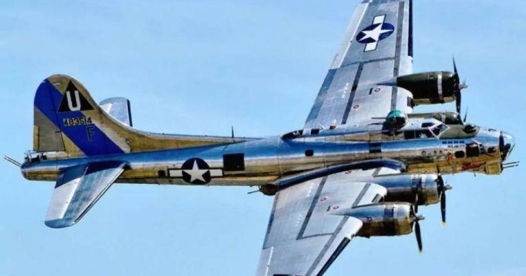 美国一架二战时期的B-17轰炸机坠毁致7人死亡