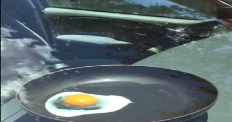 Ер адам жұмыртқаны ең ерекше әдіспен қуырды