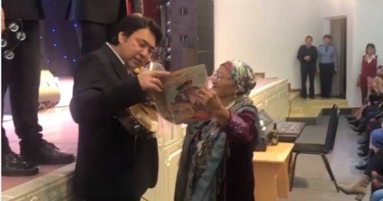 Көкшетаулық әже Мейрамбектің суреті шыққан журналды 29 жыл сақтаған (видео)