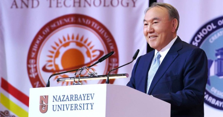 首任总统出席纳扎尔巴耶夫大学毕业典礼