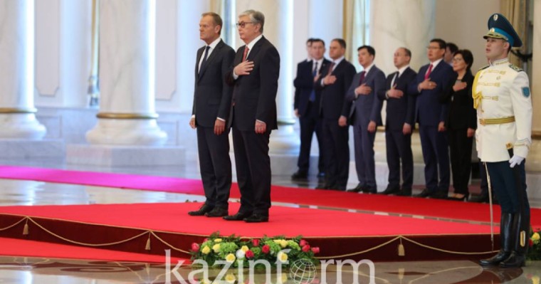 托卡耶夫总统会见欧洲理事会主席图斯克