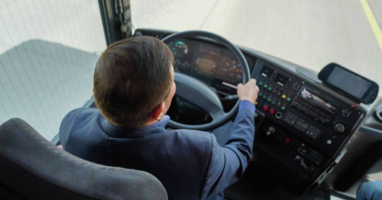 Алматыда екі адам автобус жүргізушісін соққыға жықты