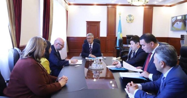 曼格斯套州州长会见比利时驻哈大使