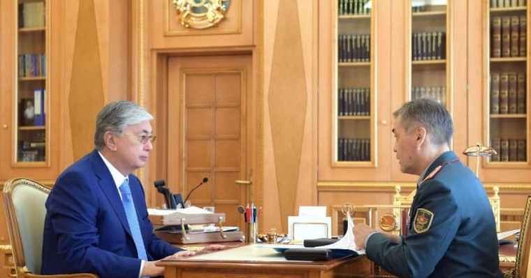 托卡耶夫总统接见国防部长叶尔梅克巴耶夫