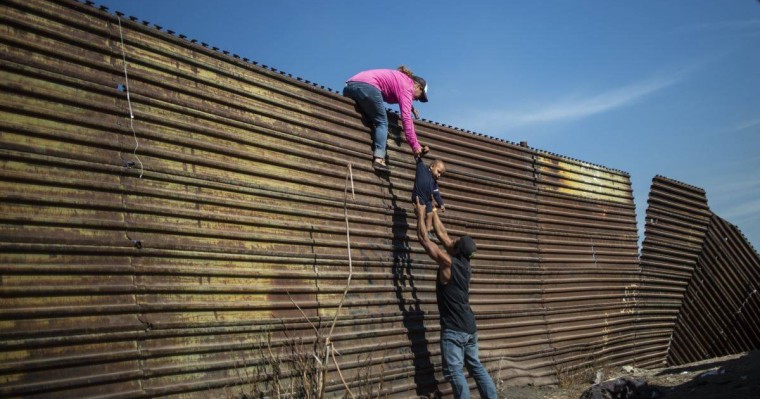 Заңсыз мигранттар көші тоқтамаса, Мексика тауарларына салық саламыз