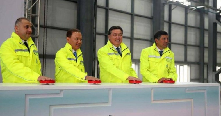 总理视察卡拉干达 出席新铁合金厂开业仪式