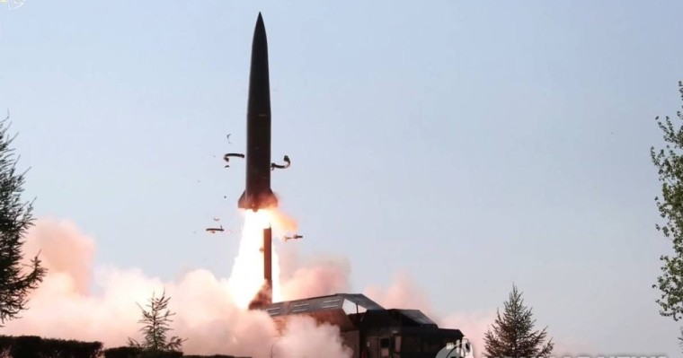 朝鲜发射2枚疑似新型导弹的飞行器