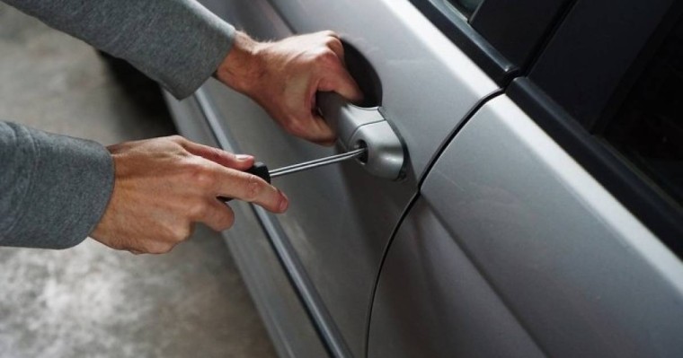 Елордалық полицейлер көліктегі заттарды тонаумен айналысқан үш адамды ұстады