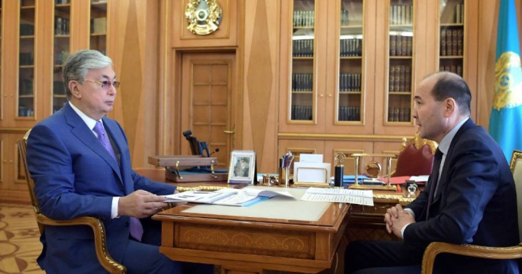 托卡耶夫总统接见总检察长努尔达吾列托夫