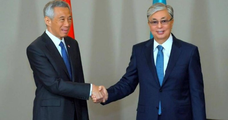 托卡耶夫总统会见新加坡总理李显龙