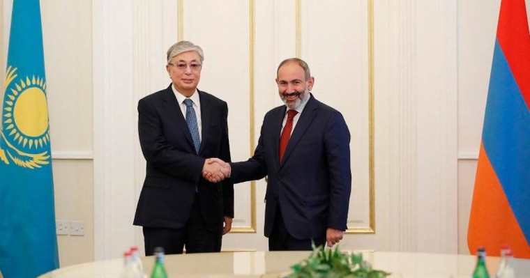 托卡耶夫总统会见亚美尼亚总理帕希尼扬