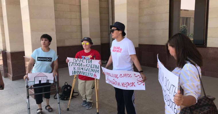 Шымкентте мүгедектер биліктен баспана мәселесін шешуді талап етті