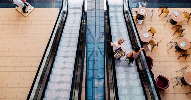 Қырсық әйел бұзылған эскалаторға мінемін деп аяғынан айырылды – видео  