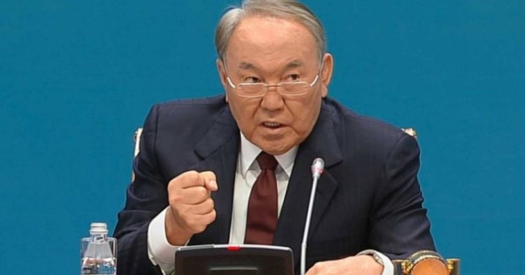 Назарбаев ҚР Парламенті Мәжілісінің отырысына қатысуда