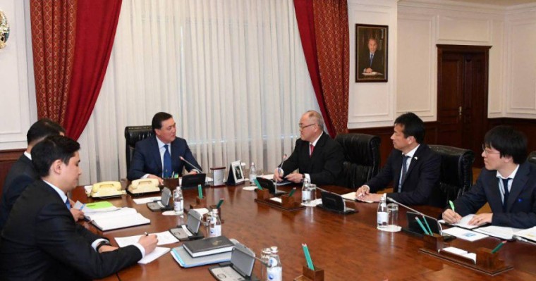 政府总理会见日本驻哈大使