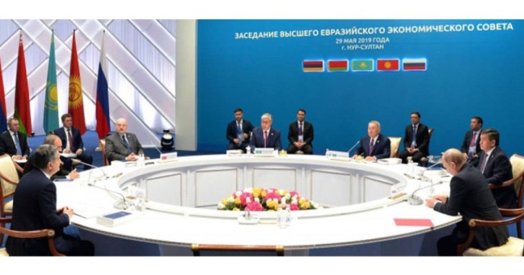 托卡耶夫出席欧亚经济委员会最高理事会小范围会谈