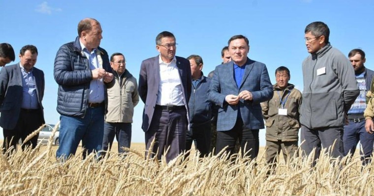 阿克莫拉州州长视察切利诺格拉德县