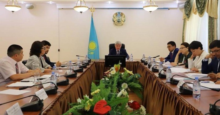 萨帕尔巴耶夫主持召开政府扩大会议 讨论人口就业问题