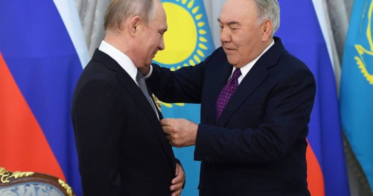 纳扎尔巴耶夫授予普京"哈萨克斯坦首任总统"奖章