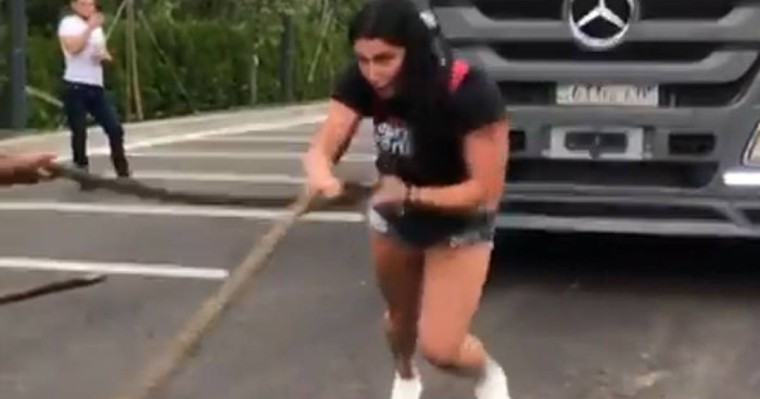 Дарья Нестерова 17 тонналық көлікті сүйреді