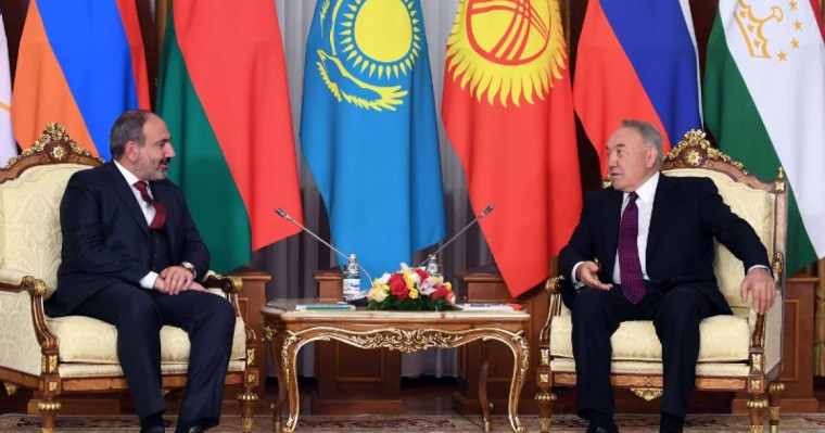 首任总统纳扎尔巴耶夫会见亚美尼亚总理