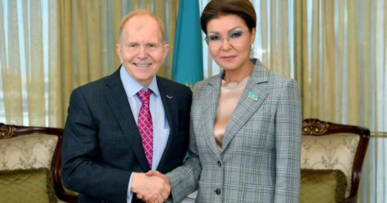 纳扎尔巴耶娃会见美国驻哈大使