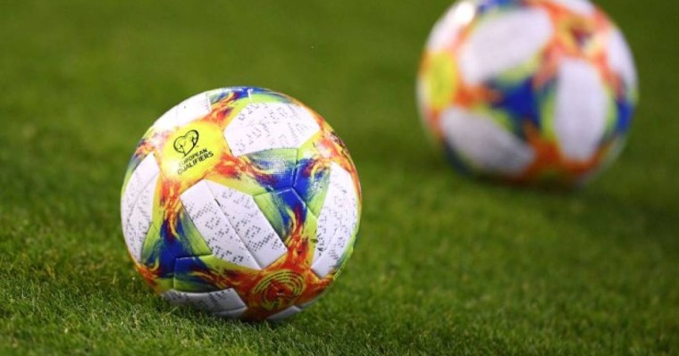 Қазақ баласы Роналдумен суретке түсу үшін футбол алаңына жүгіріп шықты