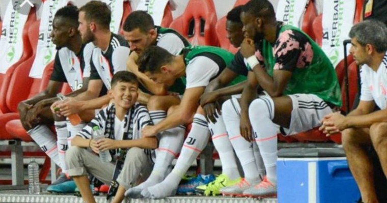 哈萨克斯坦小球迷闯入球场 与偶像C罗温馨互动