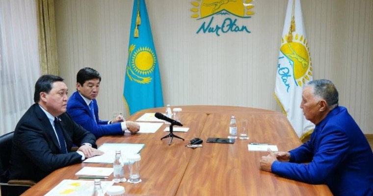 政府总理在祖国之光党接待处听取公民诉求