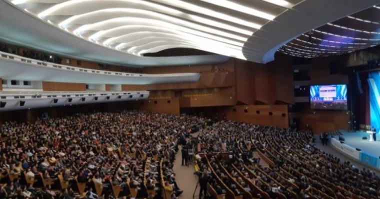 "Тәртіп сақтаңыздар!". Алматы әкімінің есептік кездесуінде шу шықты