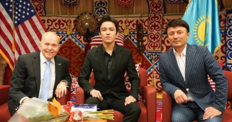 迪玛希与美国驻哈大使莫泽尔会面