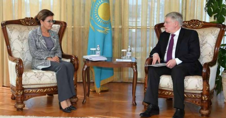 纳扎尔巴耶娃会见俄罗斯驻哈大使