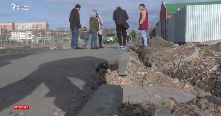 Назарбаев көшесінің асфальті үгітіліп жатыр