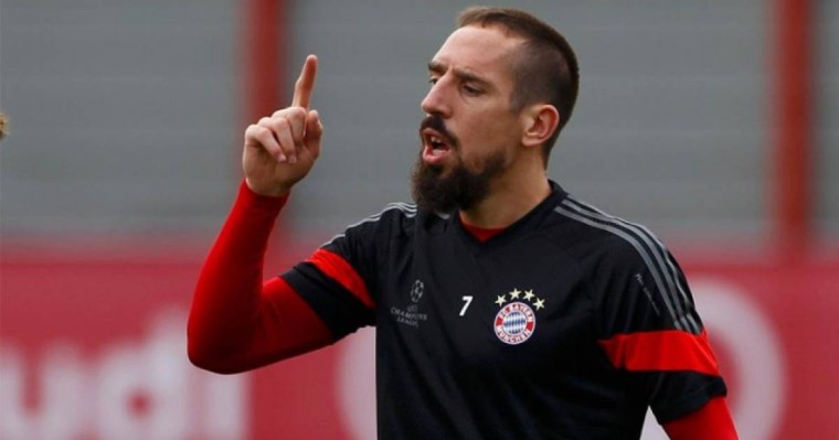 Франк Рибери бапкердің қолын алудан бас тартты