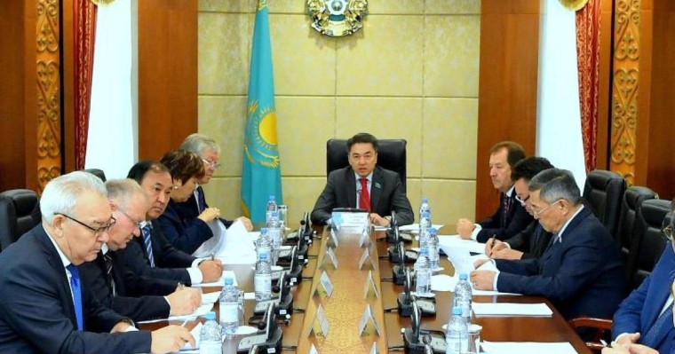 参议院副议长接见地方议会秘书