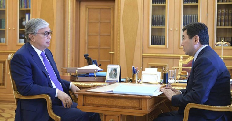 托卡耶夫总统接见卡拉干达州州长霍夏诺夫