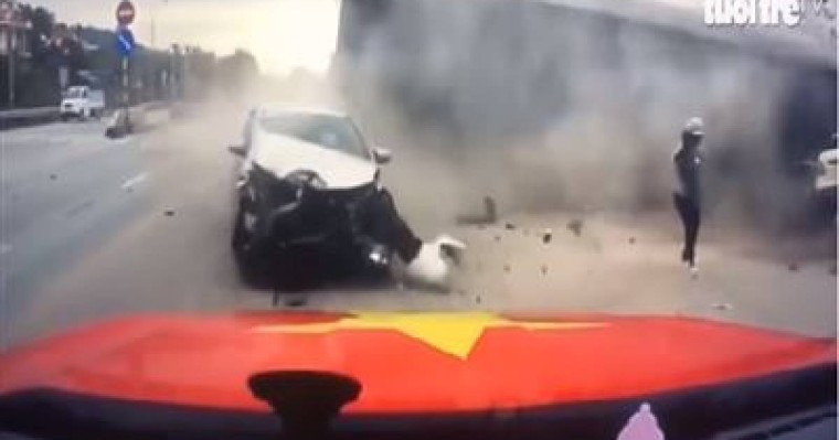 Аударылған көліктен қашқан әйел ажалдан аман қалды