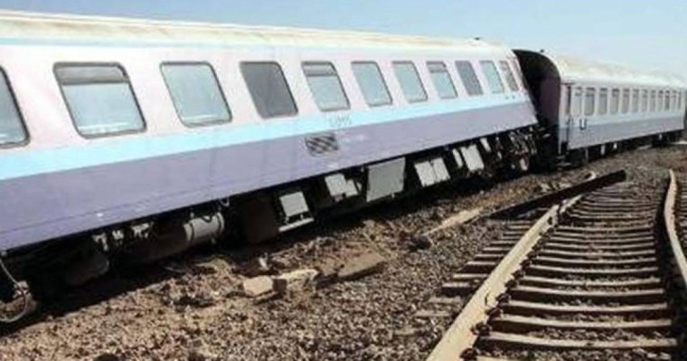 伊朗一列车脱轨致90多人死伤