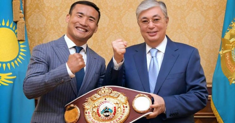 托卡耶夫总统接见职业拳手哈纳特·斯拉木