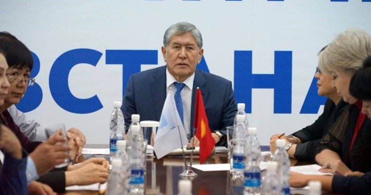 Атамбаев партия басшылығынан кетіп, оққағары сотталды