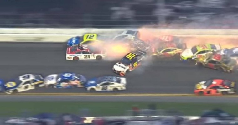 12:47NASCAR жарысында алапат апат болды (видео)